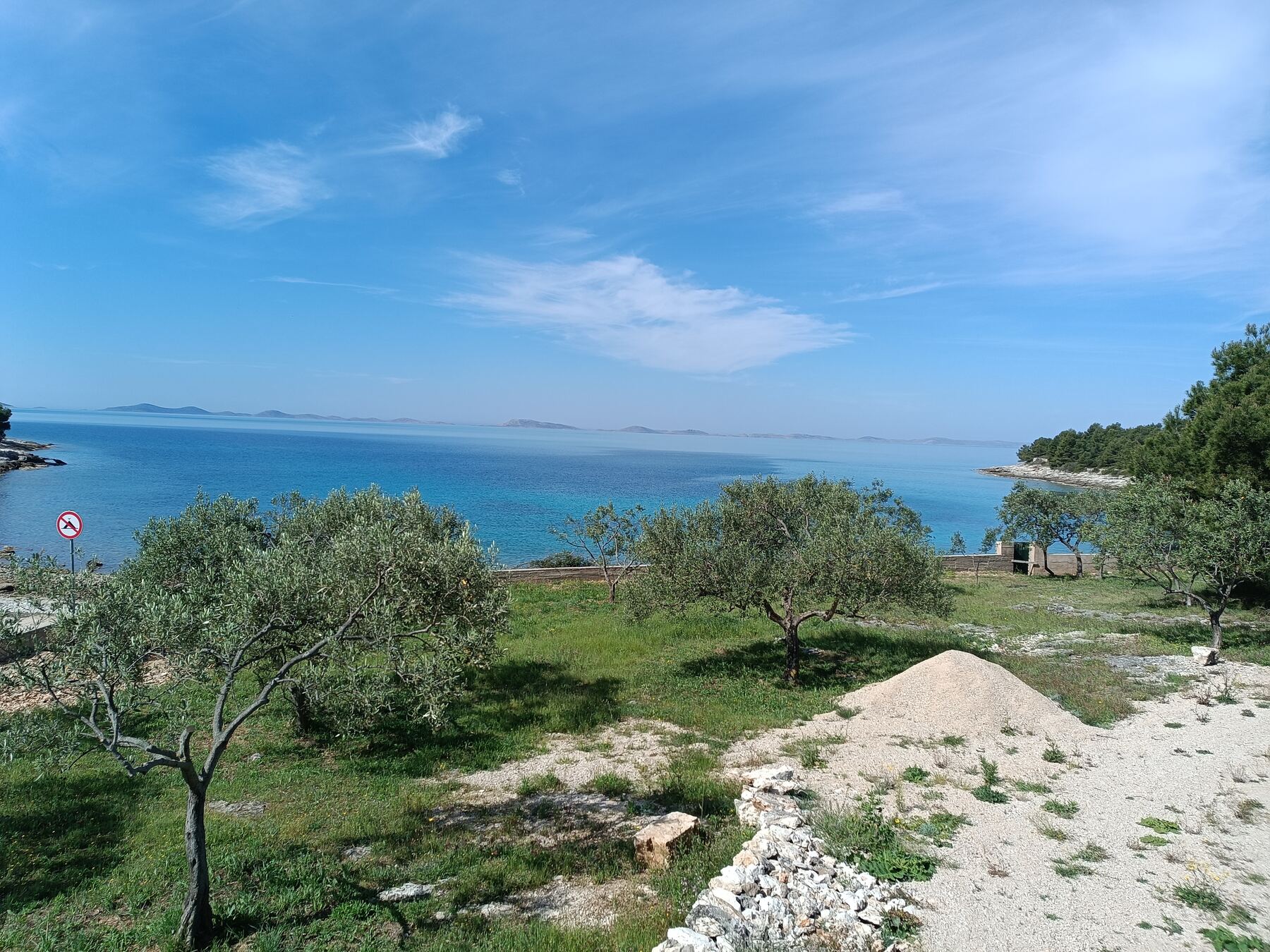 Maslinik u Jezerima s pogledom na Kornate